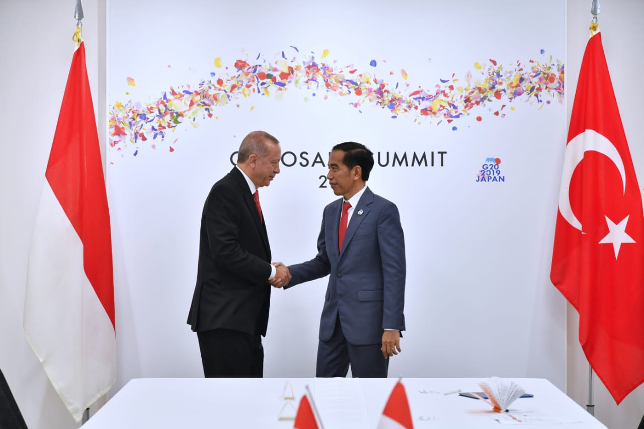 Presiden Turki Erdogan saat menyampaikan keinginannya kepada presiden Jokowi untuk berkunjung ke Indonesia.( foto: Biro Pers Setpres)
