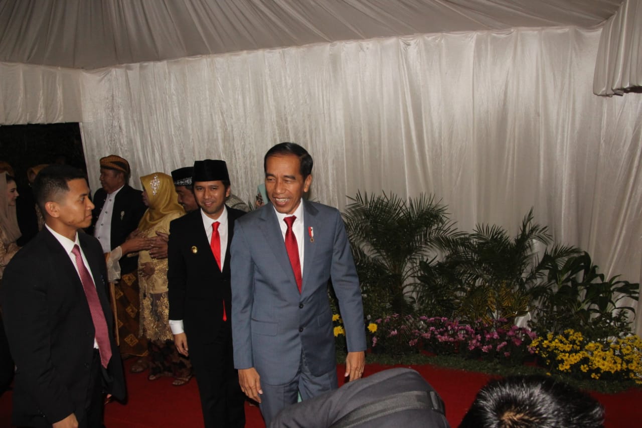 Presiden RI, Joko Widodo saat menghadiri acara resepsi pernikahan putri Gubernur Jatim. (Foto: Faiq/ngopibareng)