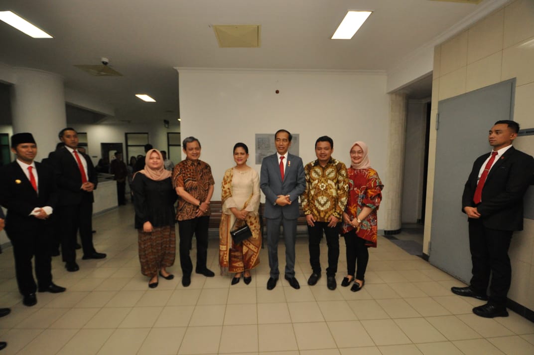 Presiden Joko Widodo, diantara Wagub Emil Elestianto Dardak, usai besuk Risma di RSUD dr Soetomo Surabaya, Sabtu, 29 Juni 2019, malam. (Foto: istimewa/ngopibareng.id) 