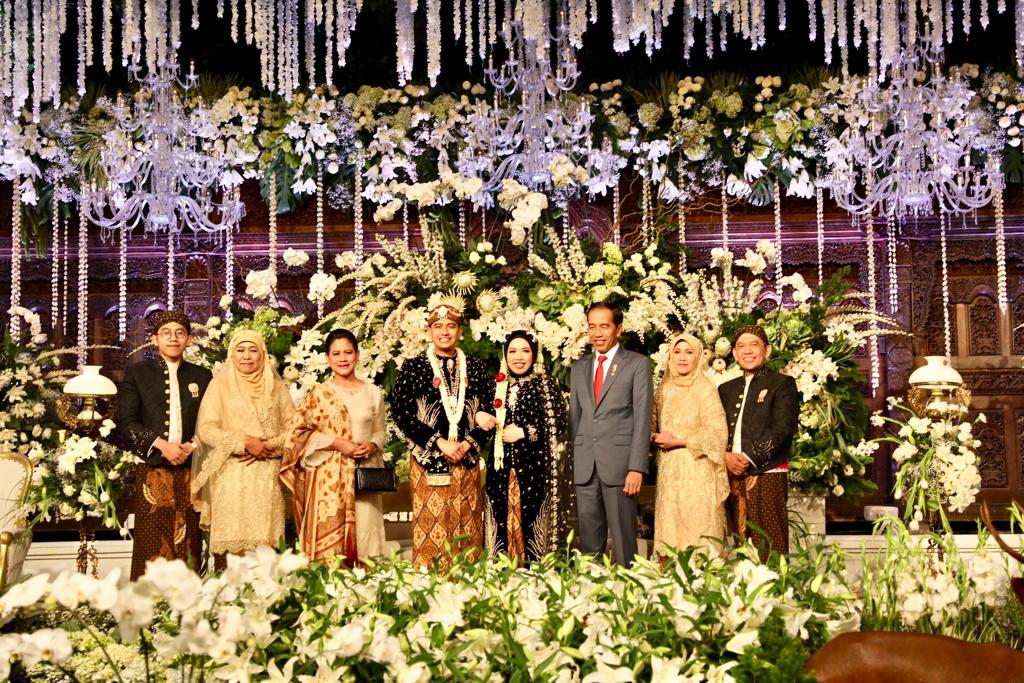 Presiden RI Joko Widodo saat berada di panggung pelaminan putri Gubernur Jatim. (Foto: Ist/Dokumen Keluarga)