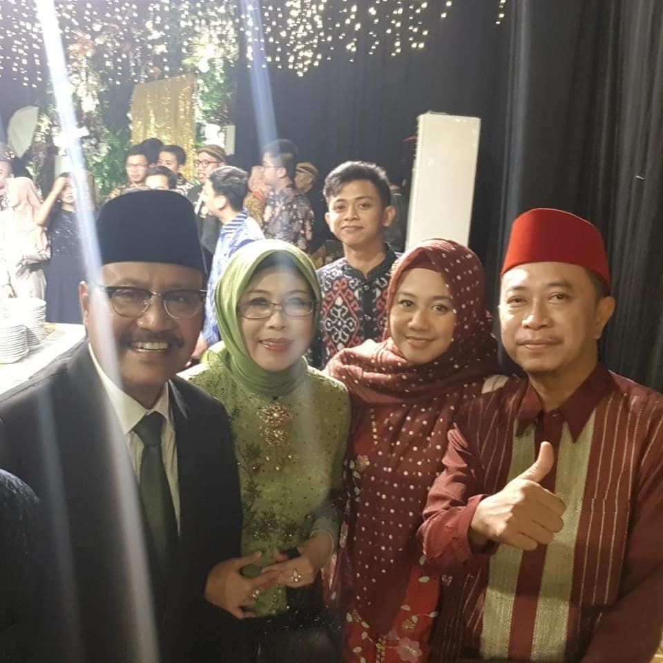 Gus Ipul saat berfoto bersama KH Abdul Hamid Wahid dan isteri. (Foto: Faiq/ngopibareng)