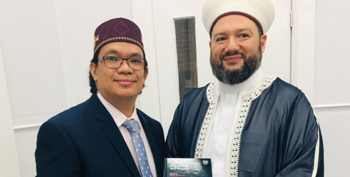 Nadirsyah Hosen (kiri) bersama Sheikh Dr Salim Alwan. (Twitter/@na_dirs)