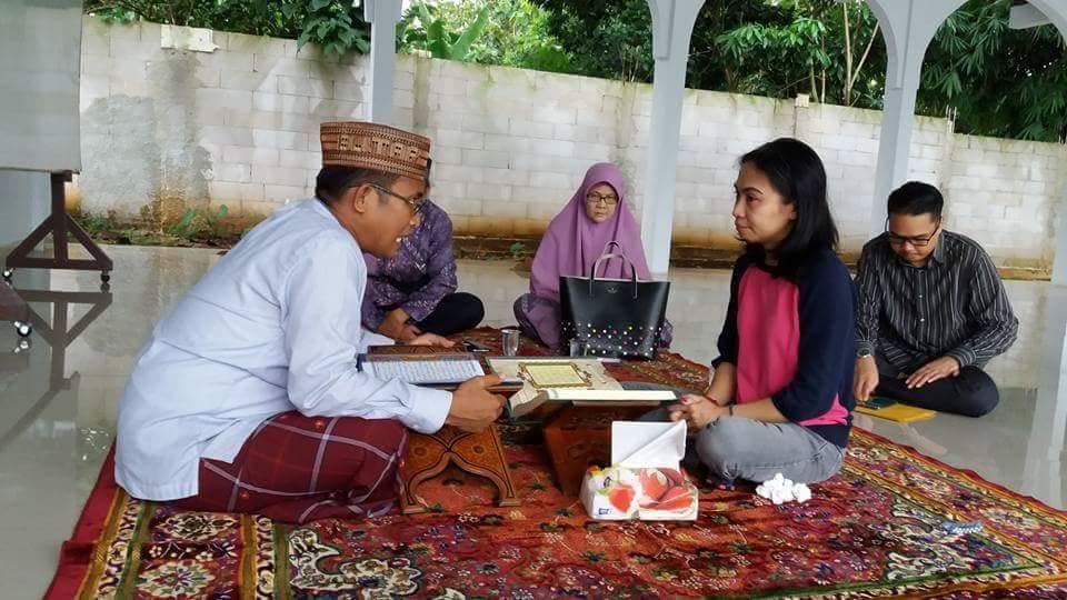 Kiai Mohammad Monib, Pengasuh Pondok Pesantren Fatihatul Quran Bogor di antara aktivitasnya mengajar. (Foto: aku fb mm)