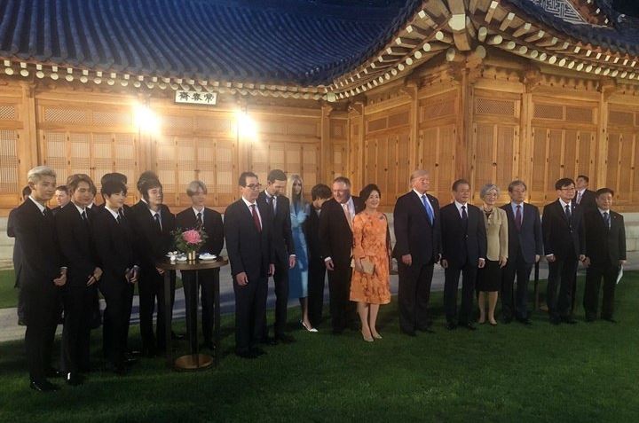 EXO foto bersama Presiden Korea Selatan (Korsel) Moon Jae In dan Presiden Amerika Serikat Donald Trump berlatar Blue House, Istana Presiden Korsel, Sabtu 29 Juni 2019.