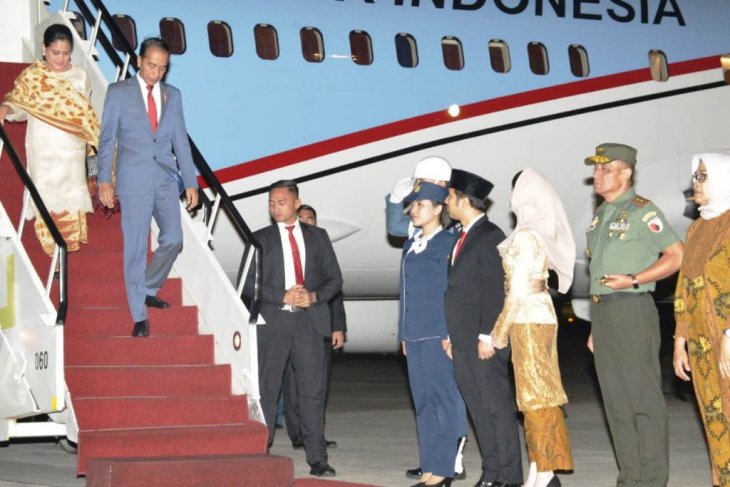 Wagub Jatim Emil Dardak (empat kanan) saat menyambut kedatangan Presiden Jokowi beserta Ibu Negara Iriana Jokowi di Bandara Internasional Juanda Surabaya di Sidoarjo, Jumat 30 Juni 2019 malam. (Foto Istimewa)