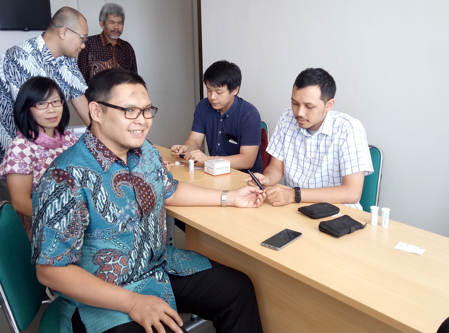 Dr. dr. Brahmana Askandar, SpOG (K) ketua Ikatan Dokter Indonesia (IDI) cabang Surabaya saat melakuakan pemeriksaan prediabetes di Gedung IDI Surabaya. Minggu, 30 Juni 2019. (Foto: Pita/ngopibareng.id)