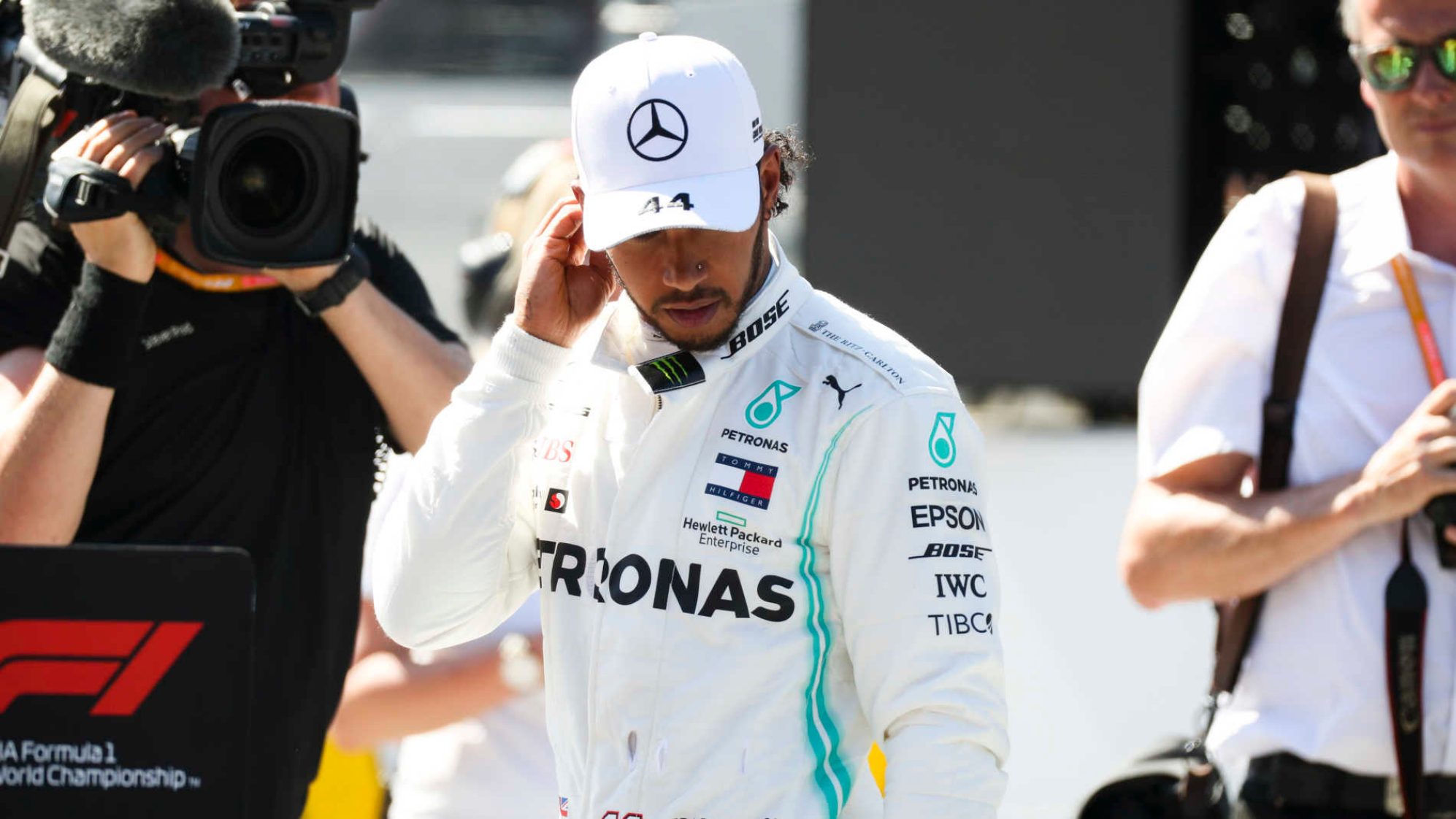 Lewis Hamilton (Mercedes) terkena penalti mundur tiga grid karena menahan laju Kimi Raikkonen (Alfa Romeo) di sesi kualifikasi GP Austria. (Foto: Twitter/@F1)