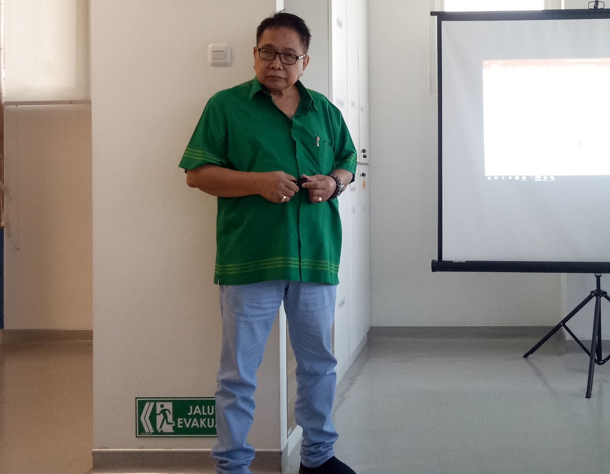 Spesialis Radiasi AHCC dr. Bambang Widjanarko saat menjelaskan gejala kanker otak dalam acara seminar 'Peran Radiasi pada Kanker Otak'. (Foto: Pita/ngopibareng.id)