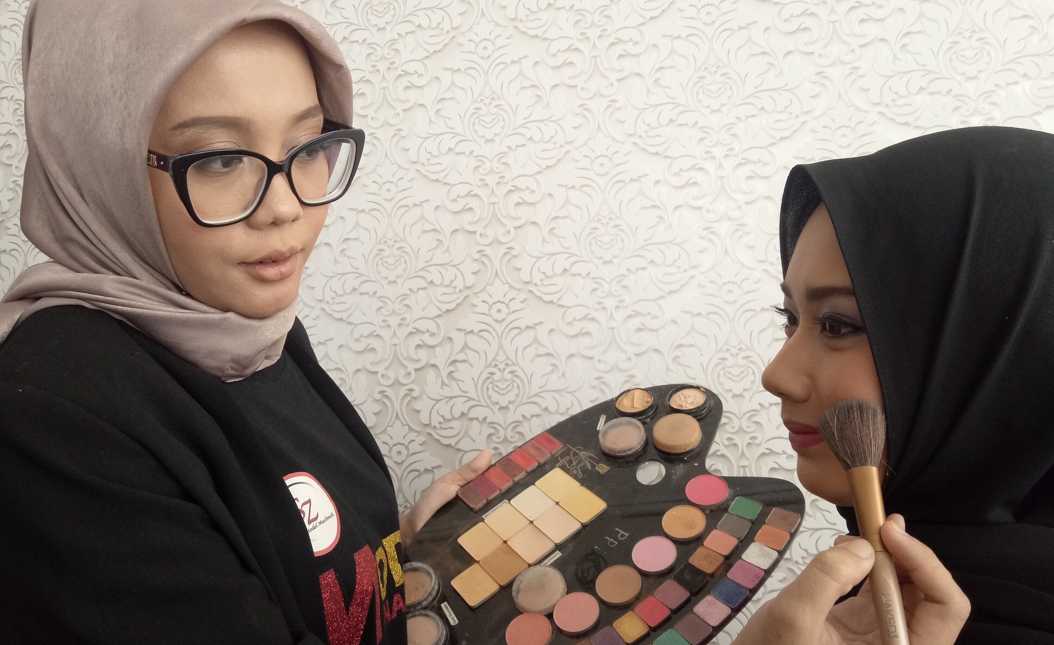Suci Agustina Lestari saat mencontohkan teknik make.up fashion show. (Foto: Pita/ngopibareng.id)
