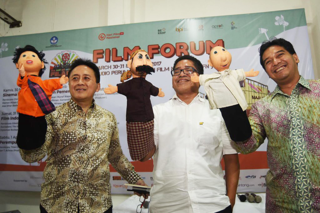 Direktur Perum Produksi Film Negara (PFN), Muhammad Abduh Aziz (tengah).