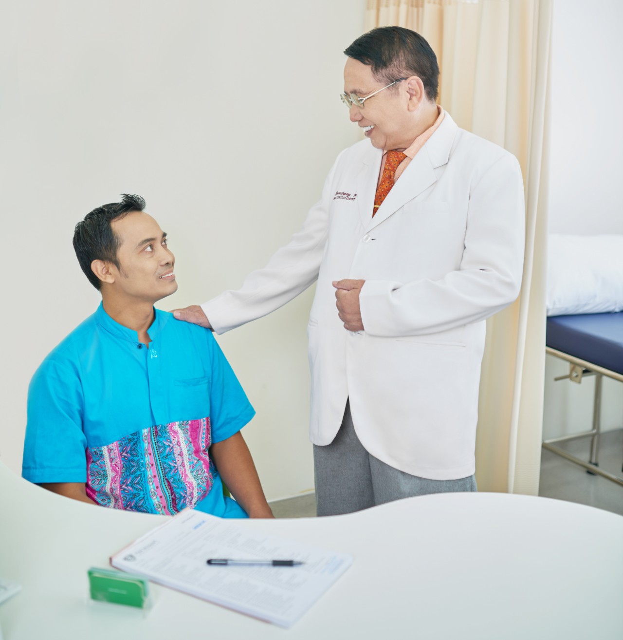 Ilustrasi pemeriksaan pasien dr Bambang Widjanarko, Sp. Rad (K) Onk. Rad. (Foto: dok. AHCC) 
