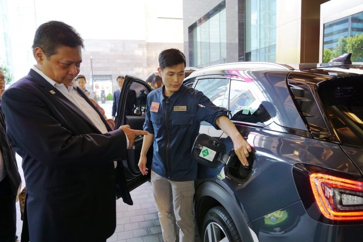 Menteri Perindustrian Airlangga Hartarto mengamati teknologi yang diterapkan pada mobil fuel cell Hyundai Nexo di Seoul. (Foto: Antara/Biro Humas Kementerian Perindustriab)
