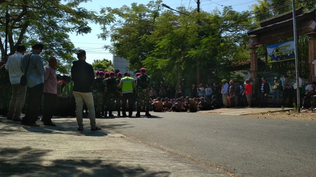 Situasi di Asrama Mahasiswa Papua, Jalan Kalasan, Surabaya, Senin 1 Juli 2019. (Foto: Farid/ngopibareng.id) 