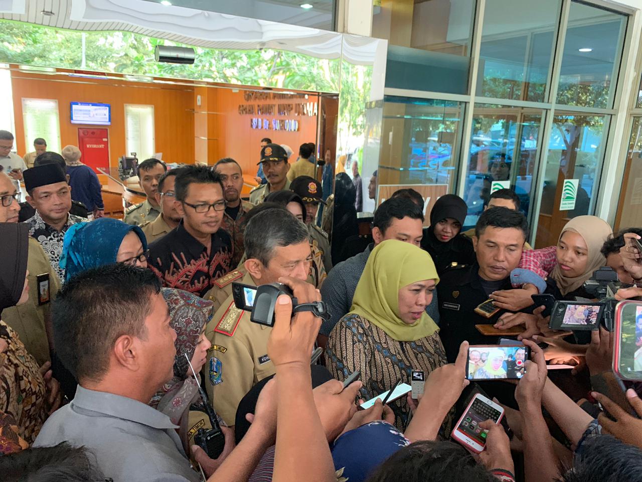 Khofifah saat membesuk Risma di RSUD Dr Soetomo, Surabaya, Senin, 1 Juli 2019. (Foto: Farid/ngopibareng.id) 