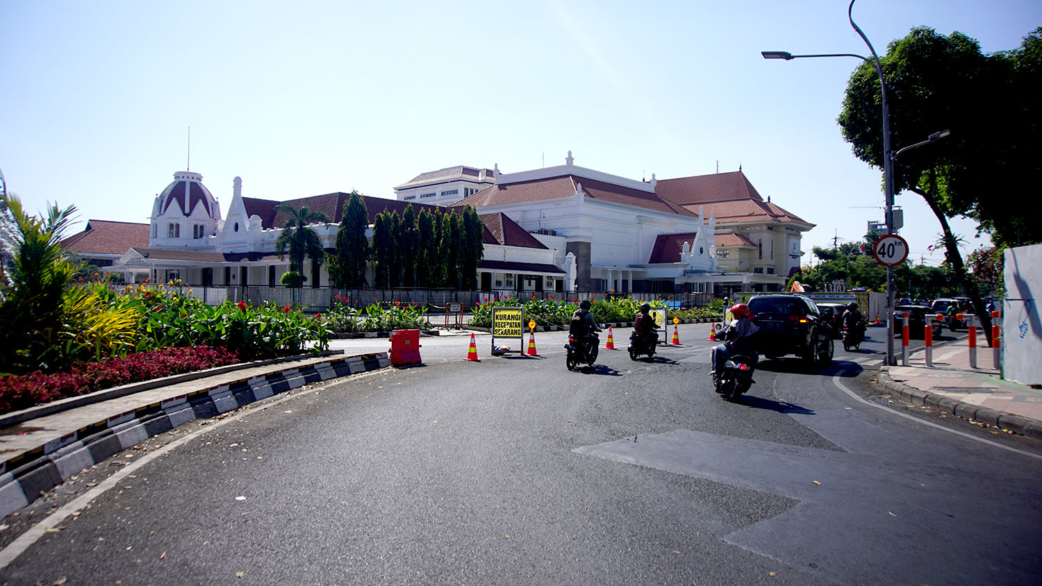 Pengerjaan PIT di sisi timur Jalan Yos Sudarso. (Foto: Alief/ngopibareng.id)