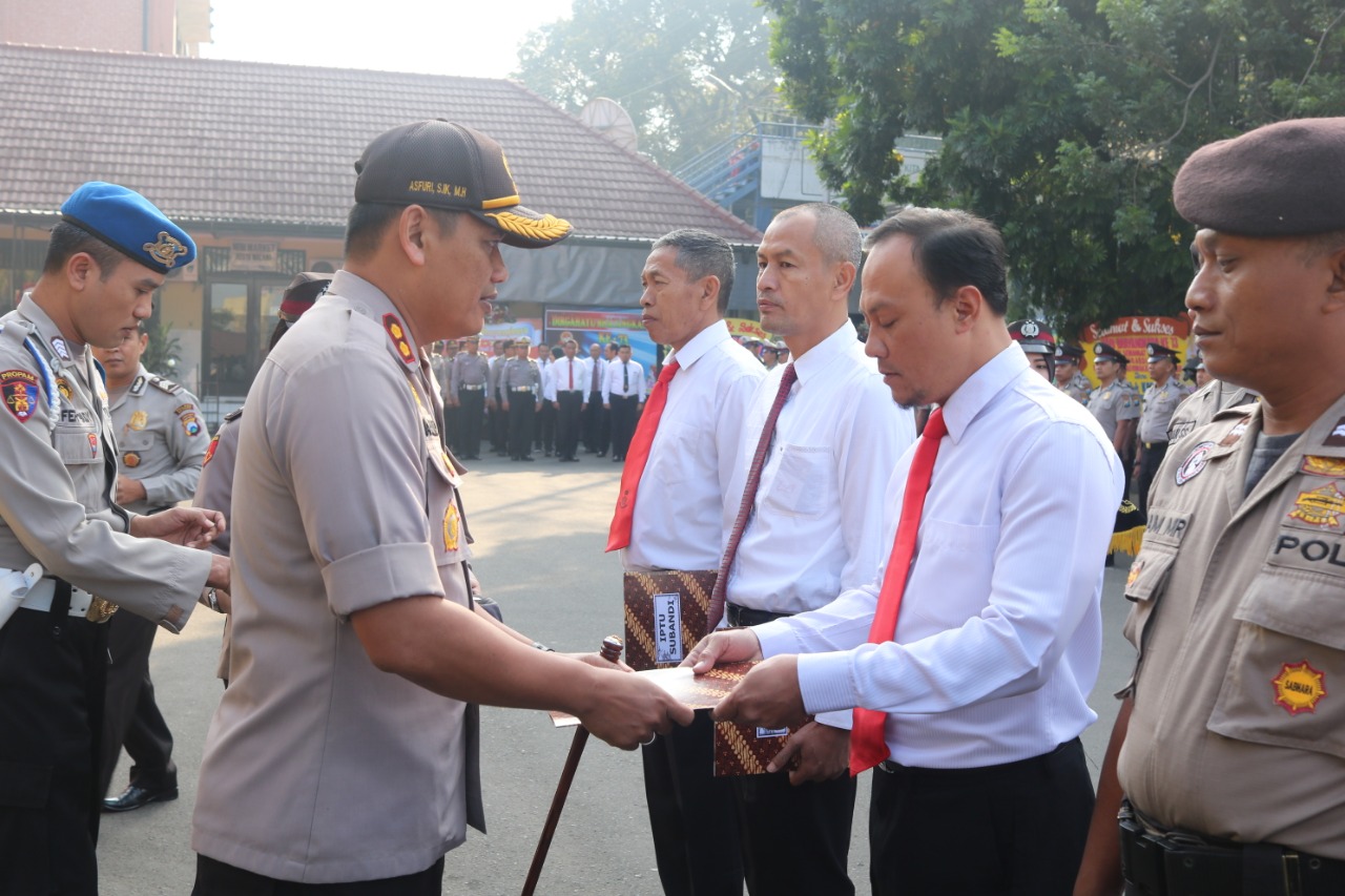 Kapolresta Malang menyerahkan penghargaan kepada anggota Polresta Malang, pada 1 Juli 2019 (Foto: Dok Humas Polresta Malang)