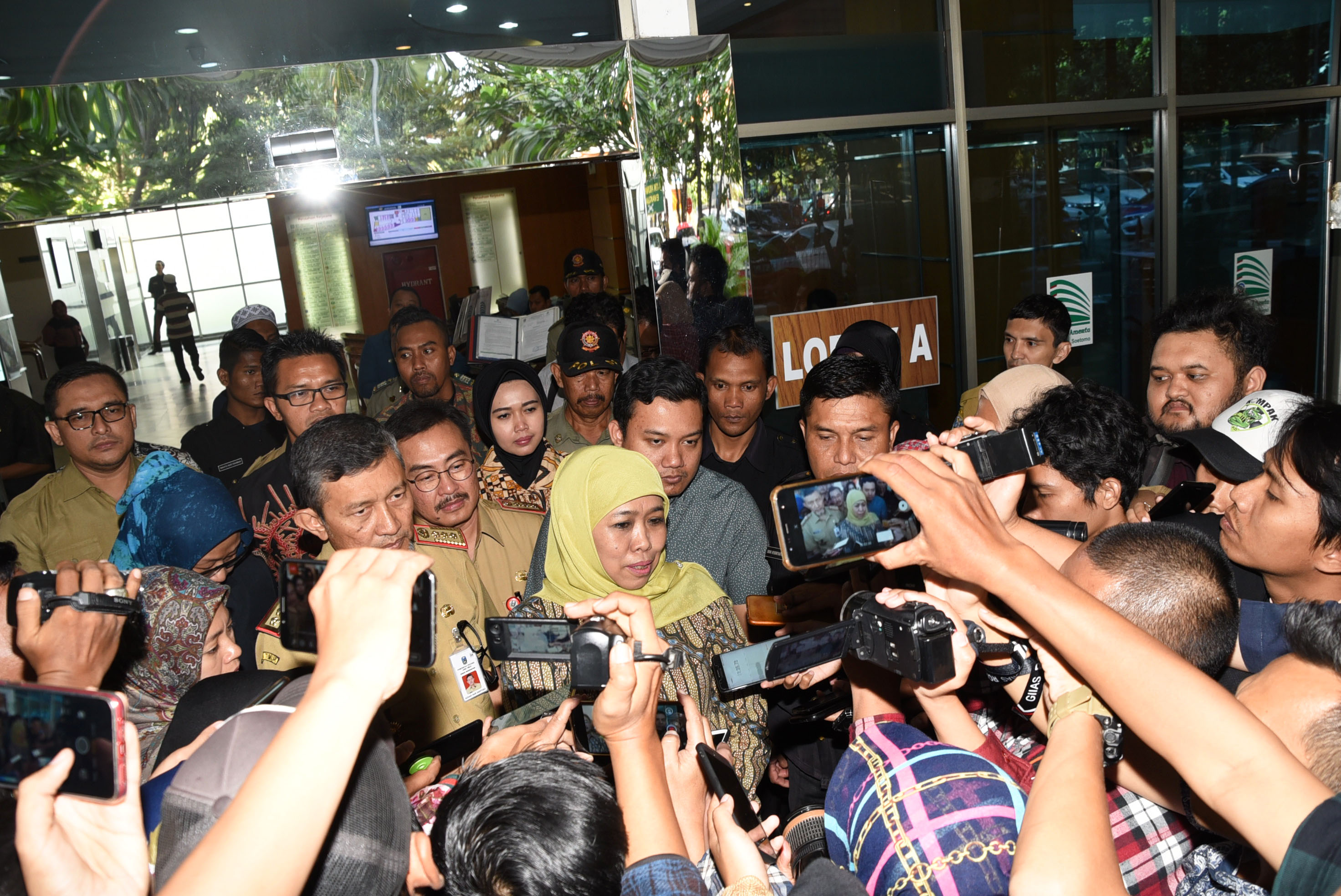 Gubernur Jatim Khofifah usai menjenguk Walikota Surabaya Tri Rismaharini. (Foto: ist/humaspemprov)
