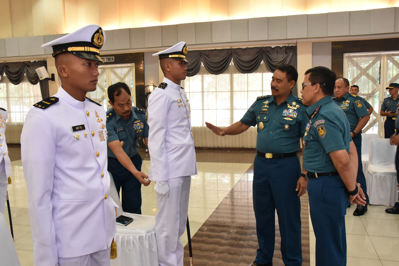 Wakil Kepala Staf Angkatan Laut ( Wakasal)  Laksamana Madya  TNI Wuspo Lukito, S.E., M.M saat melihat kesiapan  Taruna  AAL Angkata ke-64  yang akan mengikuti  upacara Praspa 16 Juli 2019  mendatang