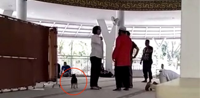 Seorang ibu berinisial SM (52) masuk ke Masjid Al Munawaroh, Sentul City, Bogor, Jawa Barat, membawa anjing dan tak melepas sandal.