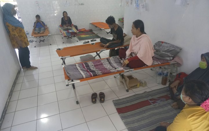 Pasien penderita Hepatitis A menjalani rawat inap di tempat-tempat tidur darurat di Puskesmas Ngadirojo, Pacitan, Jawa Timur, Kamis 27 Juni 2019. (Foto: Antara/Destyan Sujarwoko)