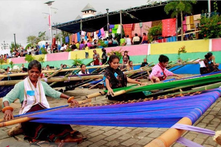 Penenun Sumba sedang menenun menggunakan alat tradisional di Sumba Barat. (Foto: Antara/Kornelis Kaha)