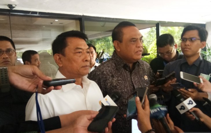 Menteri Pendayagunaan Aparatur Negara dan Reformasi Birokrasi Syafruddin (kanan) bersama Kepala Staf Kepresidenan Meoldoko di Jakarta, Selasa 2 Juli 2019. (Foto: Antara/Dewa Wiguna)