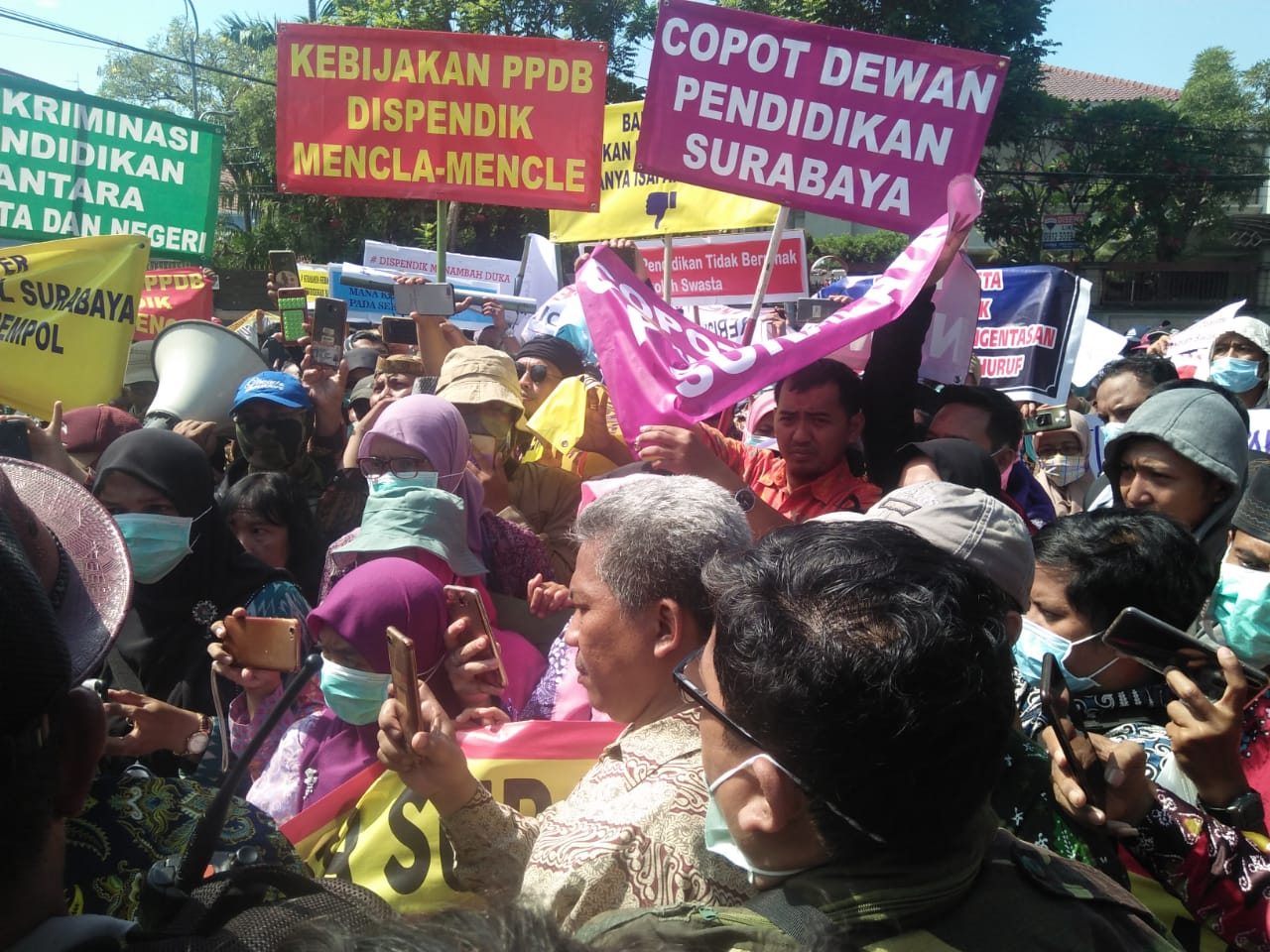 Aksi ratusan guru dan kepala sekolah SMP swasta di Surabaya yang mengeluh tak kebagian murid. (Foto: Alief/ngopibareng.id)