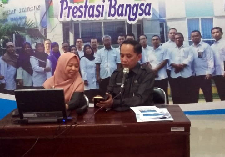 Sunaryo, Ketua BPS Kota Malang, saat sedang menyampaikan rilis pers BPS kepada awak media, pada 1 Juli 2019 (Theo/Ngopibareng.id)