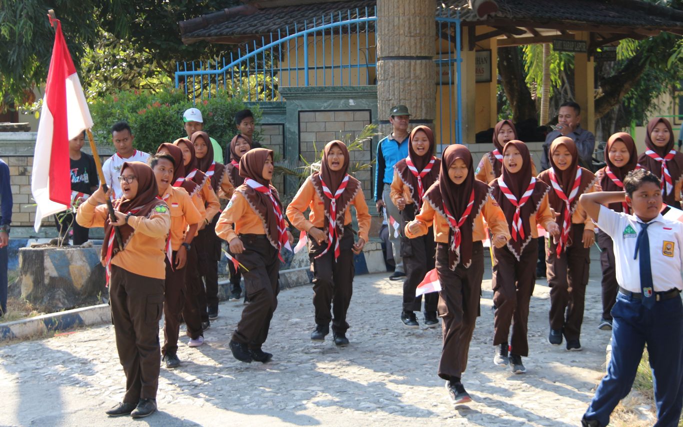 Pelajar di Tuban Sambut Kirab Api Porprov. (Foto: Haris/ngopibareng.id)