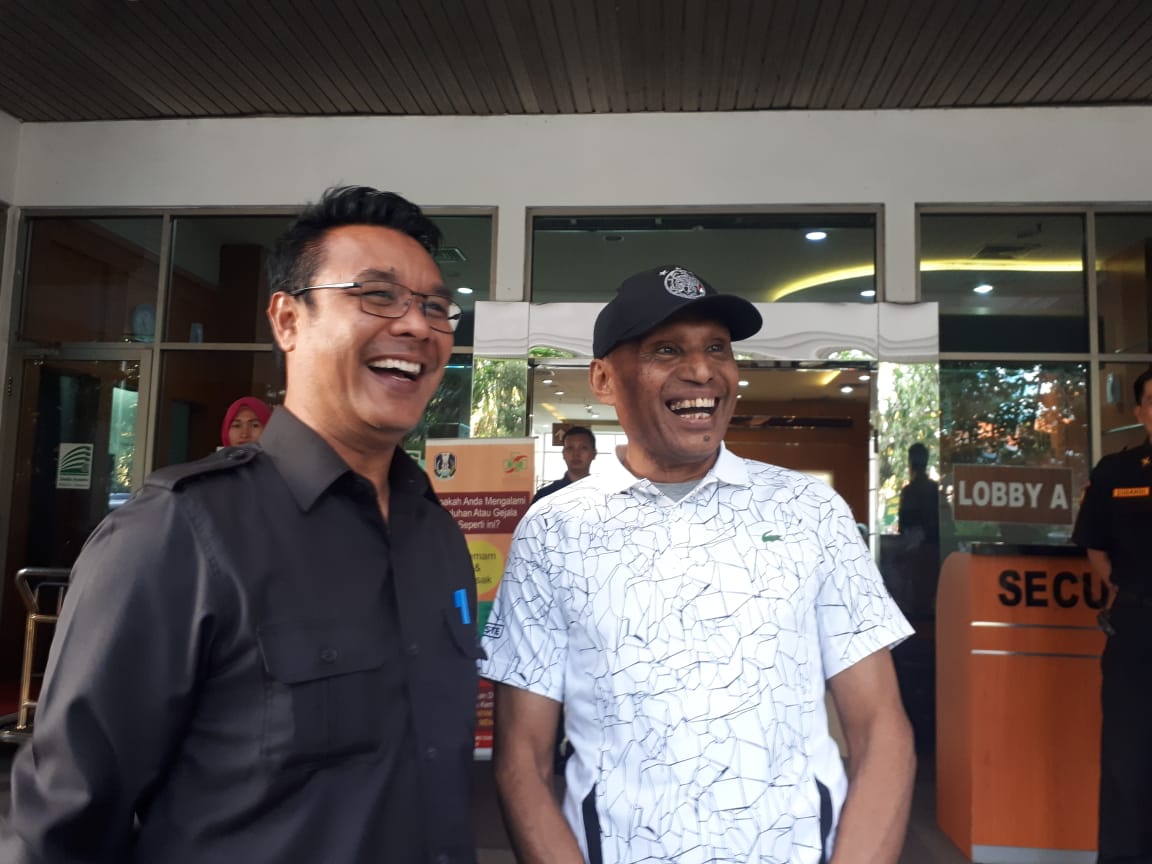 Walikota Jayapura dan Kabag Humas Pemkot Surabaya saat berada di lobi Graha Amerta, RSUD Dr. Soetomo, Surabaya. (Foto: Alief/ngopibareng.id)