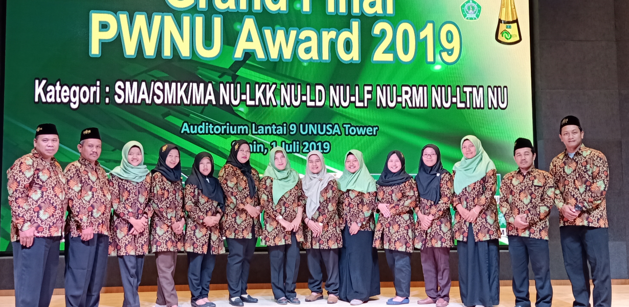Penghargaan tersebut diserahkan langsung Ketua PWNU Jatim KH Marzuki Mustamar dan Rais Syuriah PWNU Jatim KH Anwar Manshur.(Foto: riadi/ngopibareng.id)