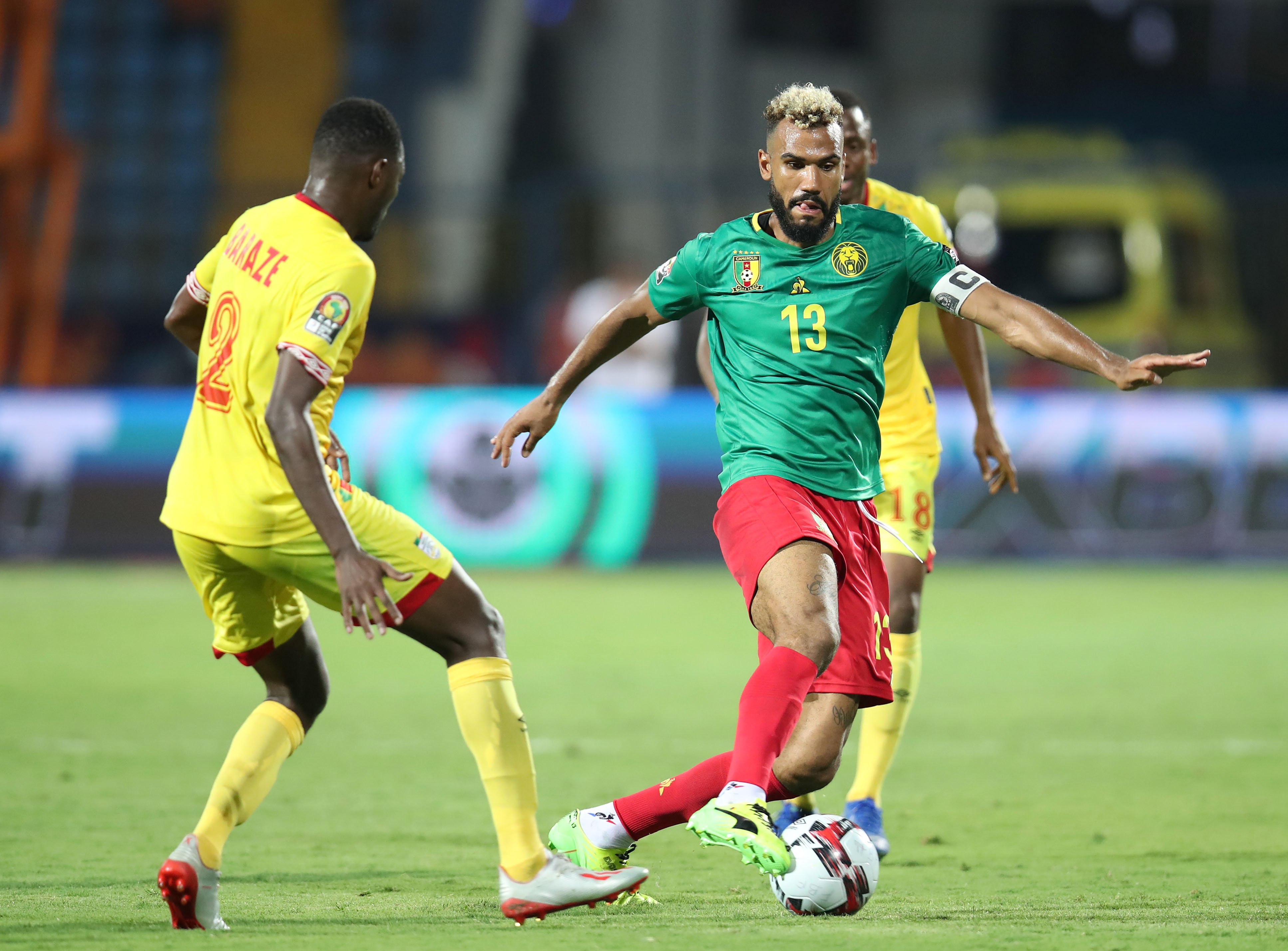 Kapten Eric Maxim Coupo beraksi saat Kamerun bermain imbang 0-0 dengam Benin. (Foto: Twitter/@CAF_Online)