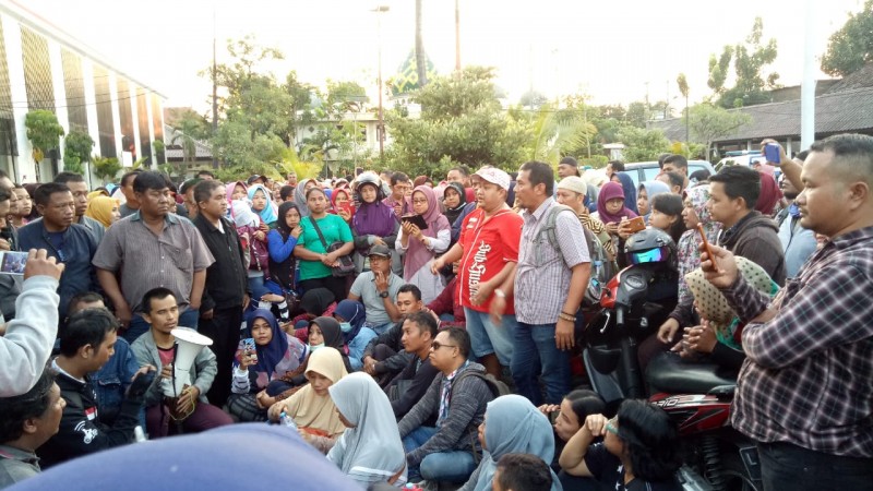 Ilustrasi aksi demo walimurid terkait sistem zonasi PPDB di Surabaya. (Foto: dok. ngopibareng.id))