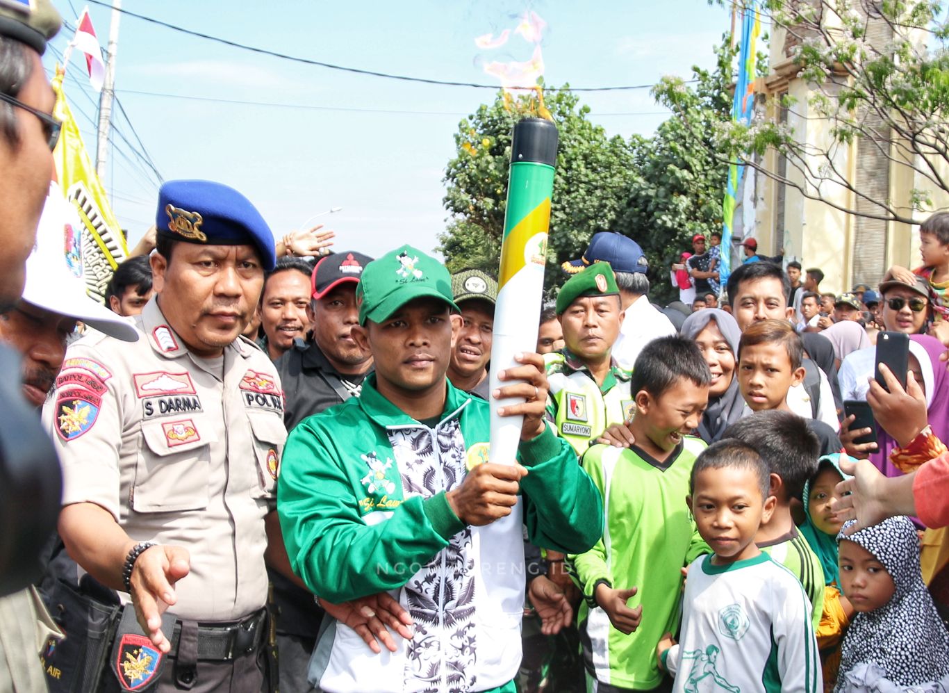 Perwakilan dari Kabupaten Tuban membawa Obor Porprov untuk diserahkan ke Kabupaten Lamongan. (Foto: Haris/ngopibareng.id)
