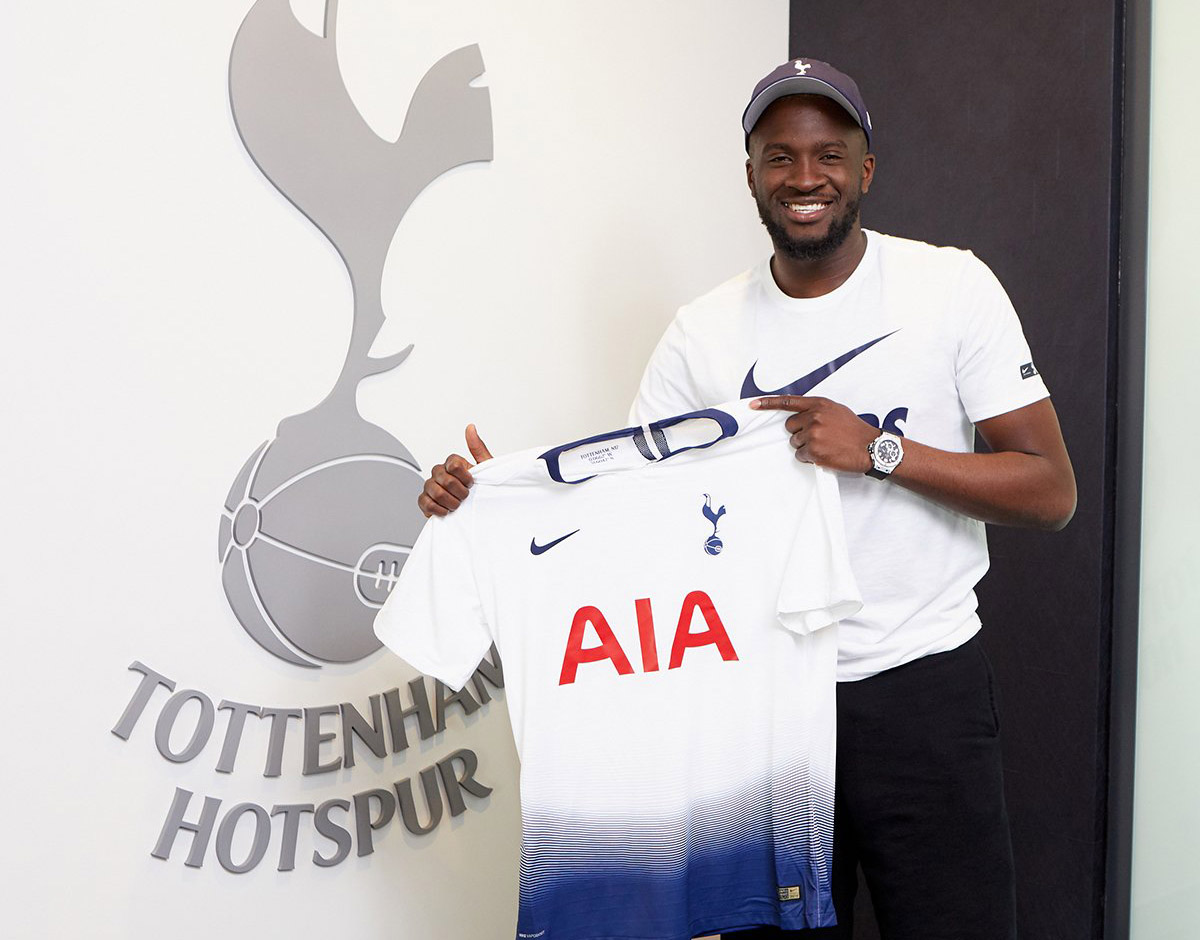 Tanguy Ndombele berpose dengan kostum barunya di Tottenham Hotspur. (Foto: Twitter/@SpursOfficial)