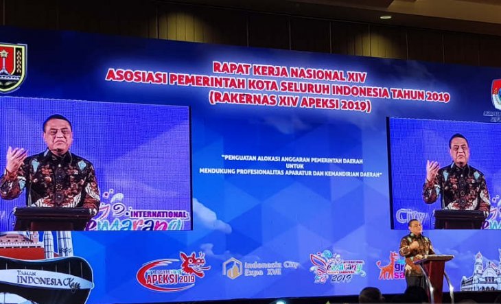 Menteri Pendayagunaan Aparatur Negara dan Reformasi Birokrasi (Menpan RB) Syafruddin saat menjadi pembicara dalam Rakernas Apeksi 2019 di Semarang, Rabu. (Foto: I.C.Senjaya)