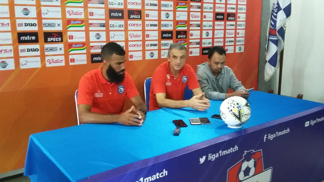 Dari kiri ke kanan: Sylvano Comvalius (pemain Arema FC), Milomir Seslija (pelatih Arema FC) dan Irfan (penerjemah bahasa). (Foto: Istimewa)