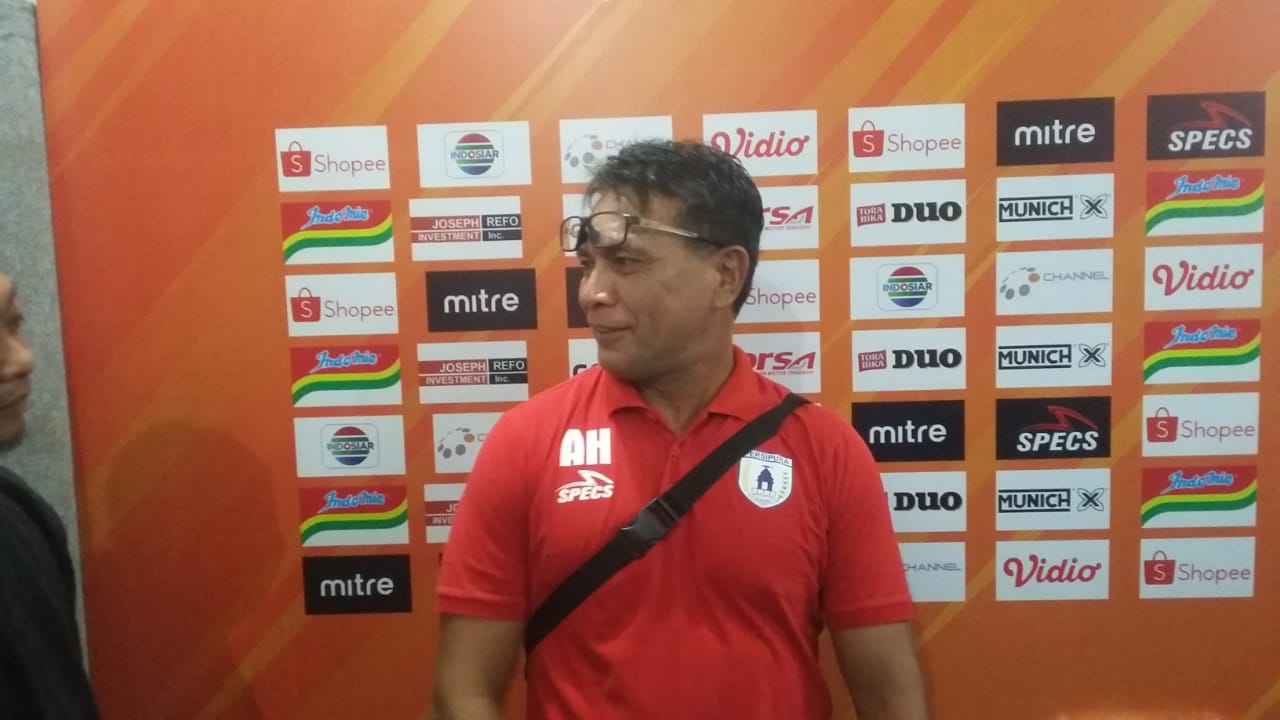 Pelatih kiper Persipura Jayapura Alan Hafiluddin saat memberikan keterangan pers kepada awak media, Rabu, 3 Juli 2019 (Foto: Theo/ngopibareng.id)