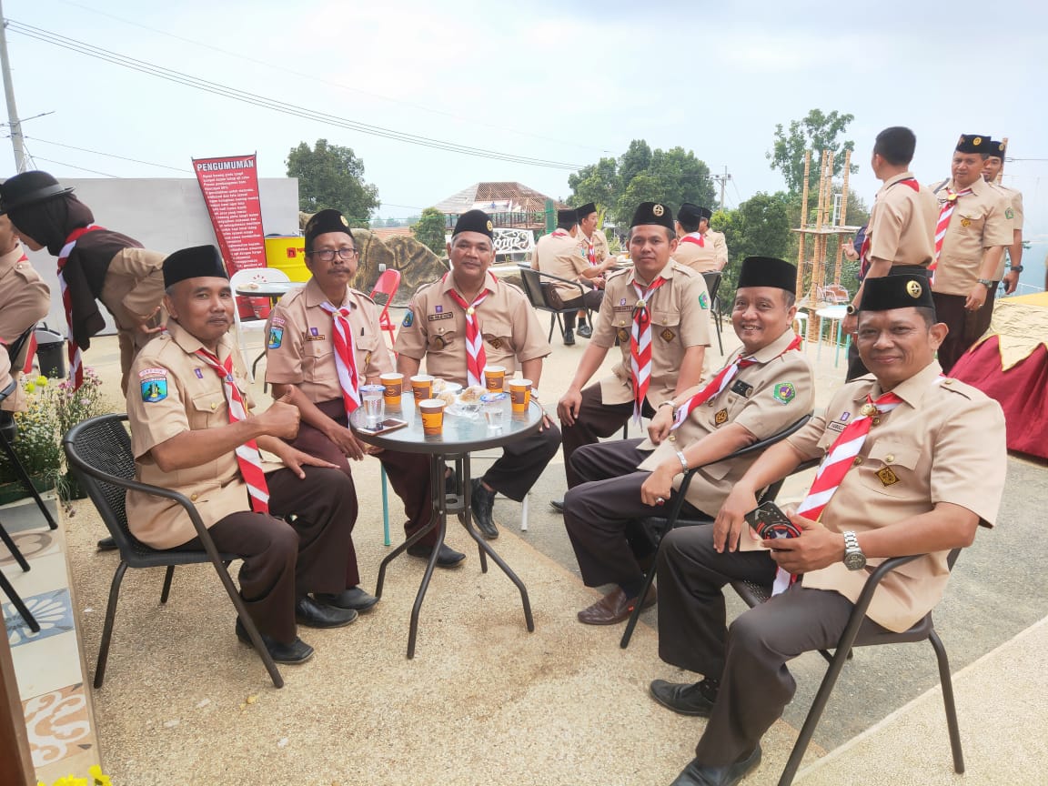 Ketua PW LP Ma'arif NU Jawa Timur Noor Shoddiq Askandar di tengah Raker Sako Maarif NU di Pasuruan. (Foto: ist/ngopibareng.id)