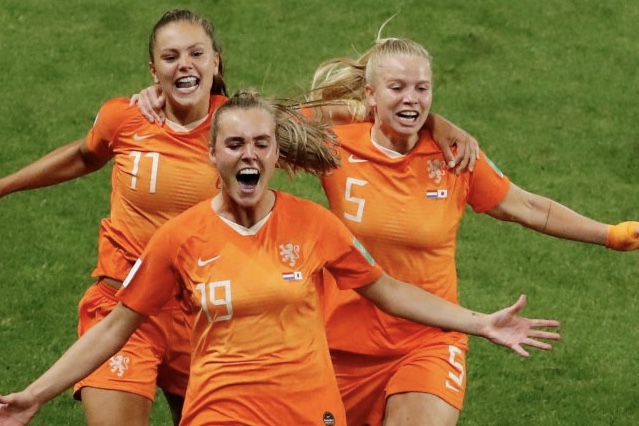 Pesepak bola Belanda merayakan gol kedua mereka saat melawan Jepang pada laga 16 besar Piala Dunia Putri 2019 di Roazhon Park, Rennes, Prancis, Selasa 25 Juni 2019. (Foto: dok/antara)