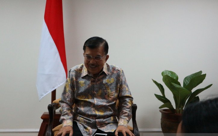 Wakil Presiden Jusuf Kalla saat jumpa pers di Kantor Wakil Presiden, Jakarta pada Selasa 25 Juni 2019. Dia menjelaskan dalam politik tidak ada lawan maupun kawan yang abadi. (Foto: Antara/Bayu Prasetyo)