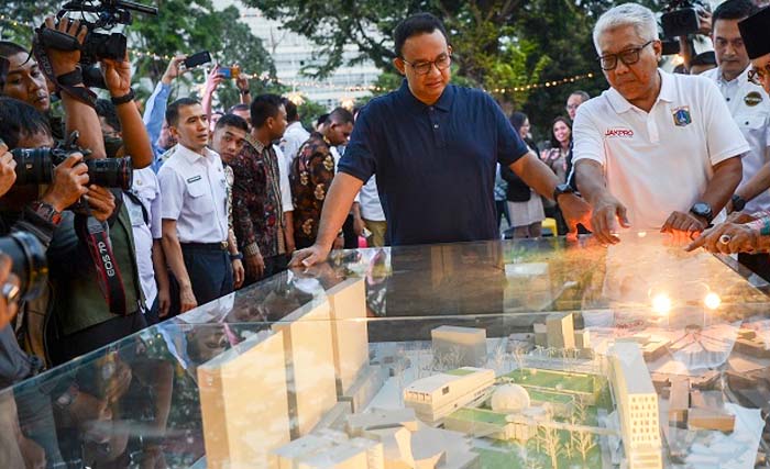 Gubernur DKI Jakarta Anies Baswedan memperhatikan maket revitalisasi TIM usai meletakkan batu kemarin, Rabu kemarin. (Foto:Alinea.ID)