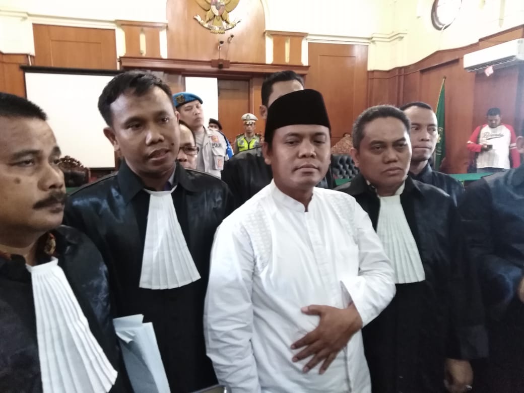 Gus Nur dan kuasa hukumnya di PN Surabaya, Kamis 4 Juli 2019. (Foto: Farid/ngopibareng.id)