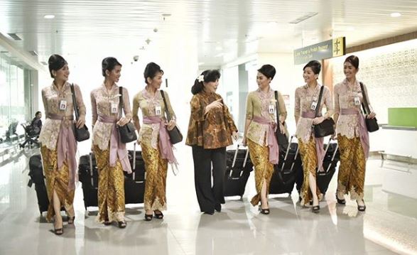 Desainer Anne Avantie dan pramugari Garuda Indonesia. (Foto: Instagram Anne Avantie)