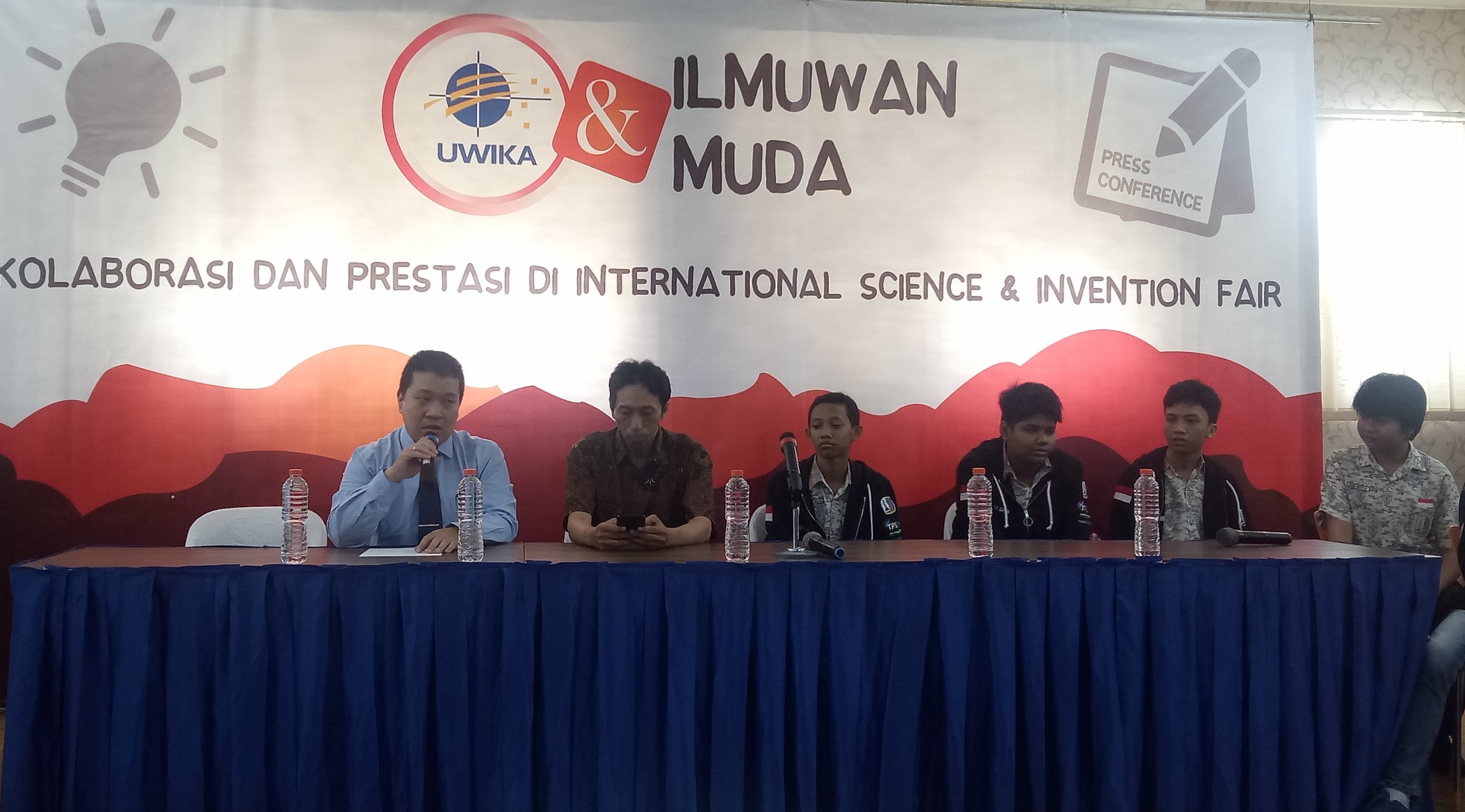 Dekan Fakultas Teknik UWIKA, Robby Kurniawan dan Agus Priyatno beserta siswa SMP yang ia dampingi dalam penelitian. (Foto: Pita/ngopibareng.id)