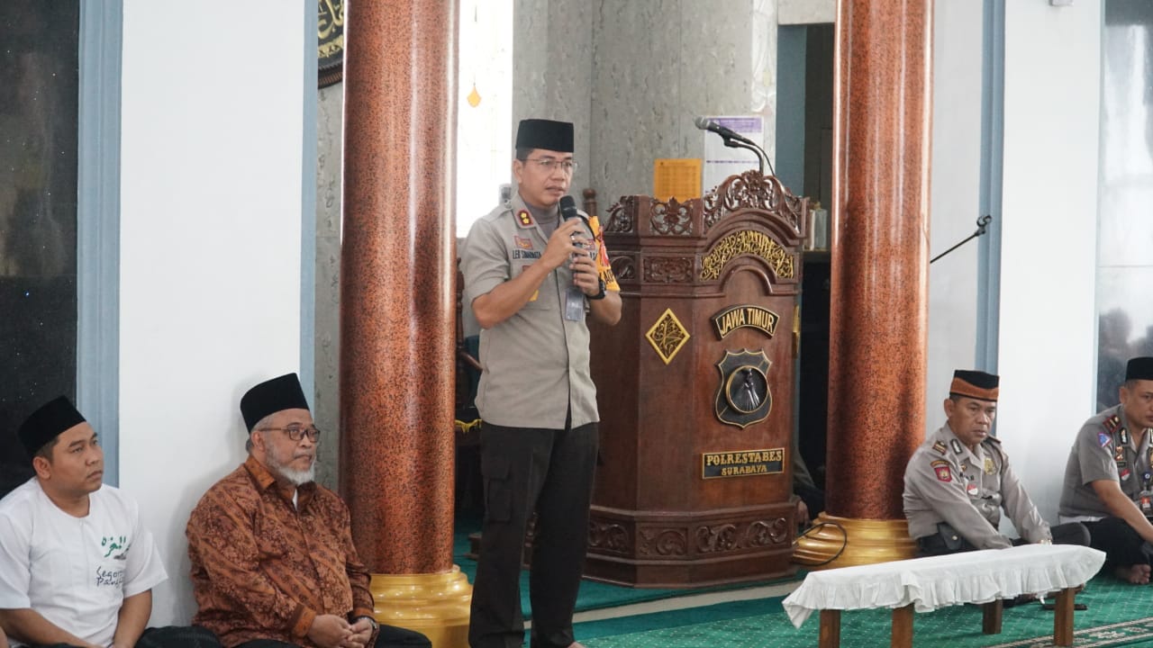 Wakapolrestabes Surabaya Leonardus Simarmata saat memberikan sambutan pada acara pelepasan anggotanya yang akan beribadah haji. (Foto: Faiq/ngopibareng.id)