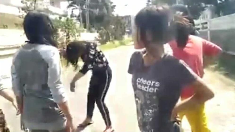 Tangkap layar video dugaan pengeroyokan remaja perempuan di Surabaya. (Foto: Istimewa) 