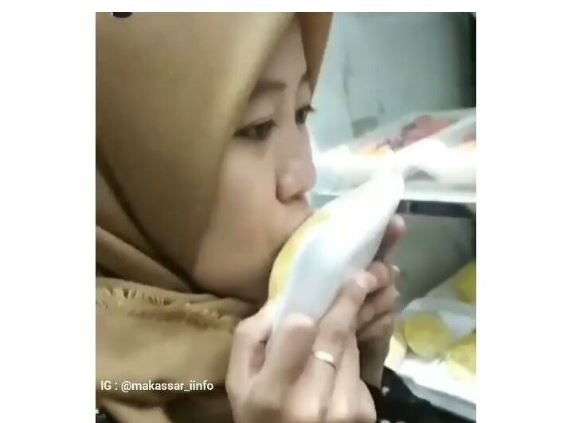 Salah satu pelaku perusakan barang di minimarket menjilat buah durian di dalam kulkas. (Foto: Instagram @Makassar_iinfo dan @lambe_turah)