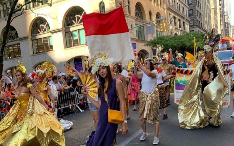 Penampilan Dena Rachman di parade LGBT di New York. (Foto: Instagram Dena Rachman)