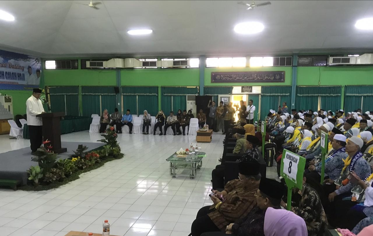 Menag Lukman memberikan arahan kepada calon jemaah haji di Asrama Haji Embarkasi Surabaya, Jumat 5 Juli 2019. (Foto: Farid/ngopibareng.id)